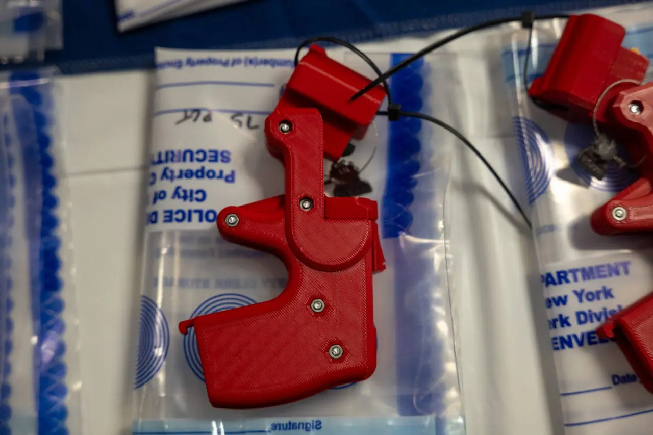 Controversă în era digitală: Un activist lansează un soft AI pentru arme 3D