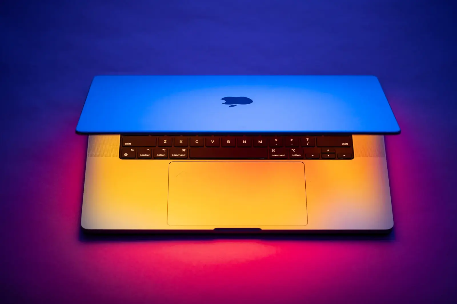 Apple lansează MacBook cu ecran tactil la evenimentul viitor