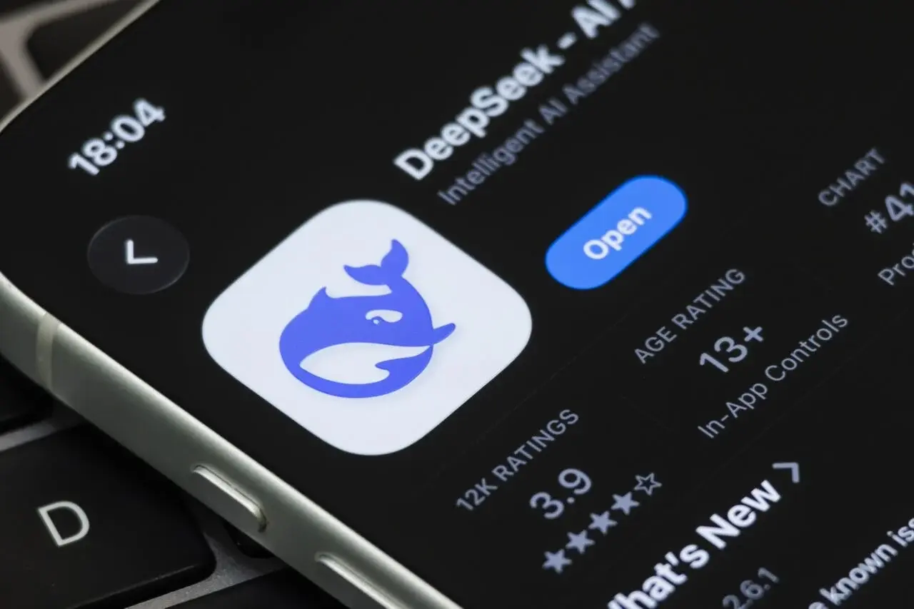 DeepSeek atacă supremația giganților AI cu noua platformă DeepInfer