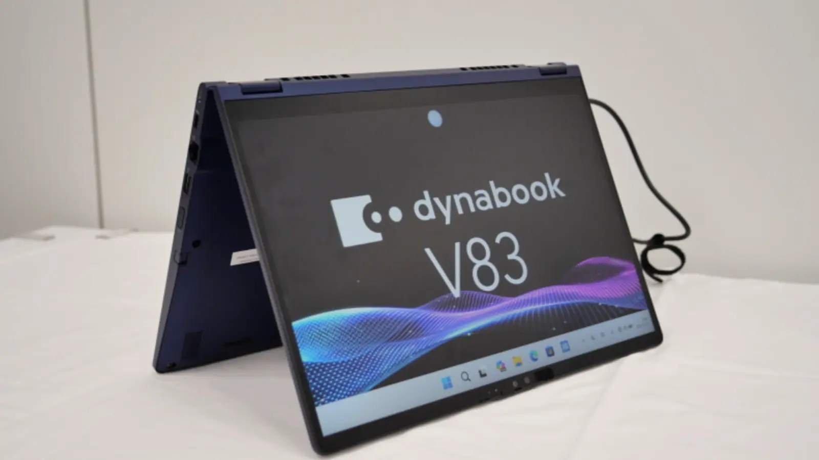 Dynabook V83/PA: convertible de 989 g cu autonomie de 28,5 ore