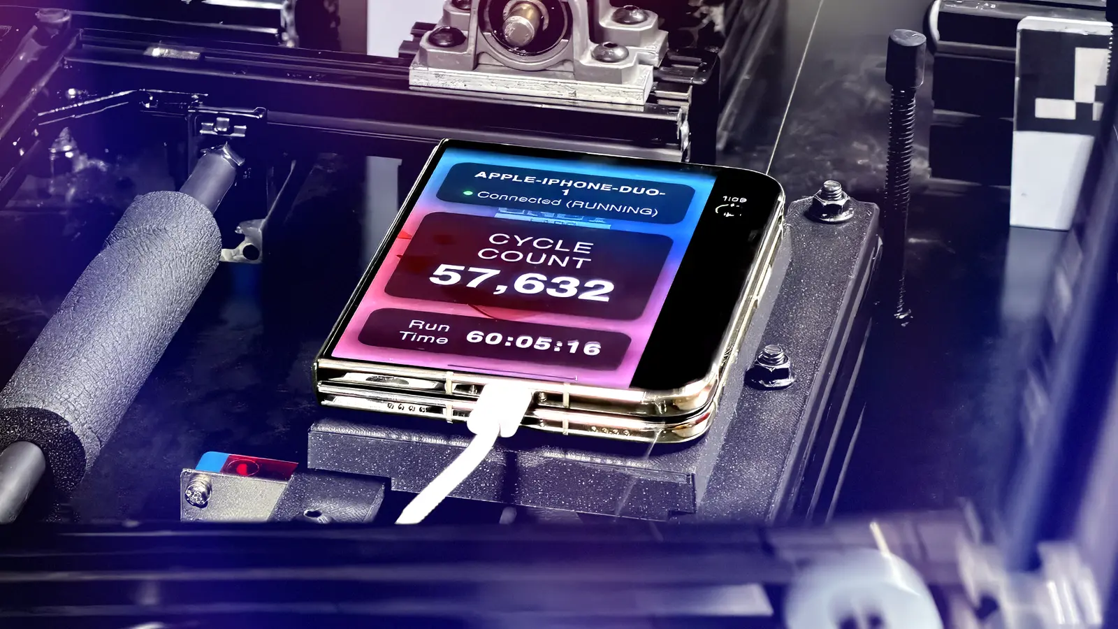 Robotul care pliează iPhone-ul pliabil: test de rezistență în direct