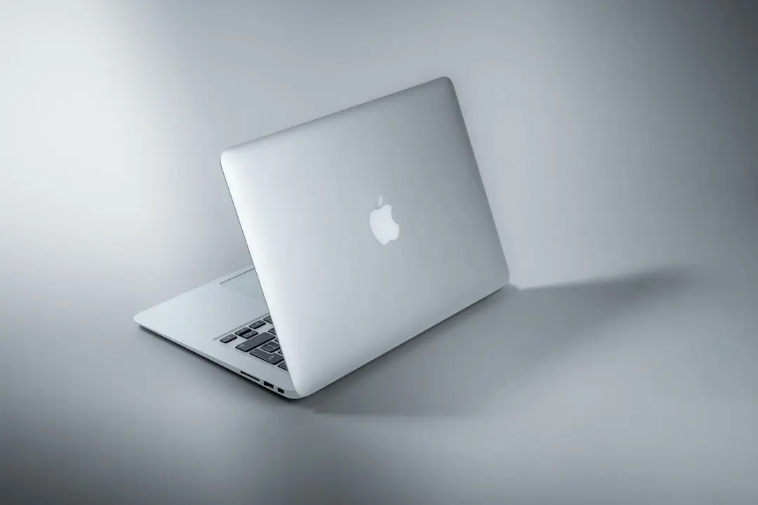 MacBook Pro nou: ecran OLED cu touch, dar poți-l dezactiva