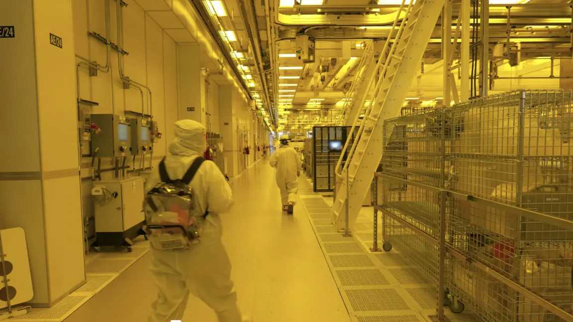 Intel obține derogare pentru roboți străini în fabricile din SUA