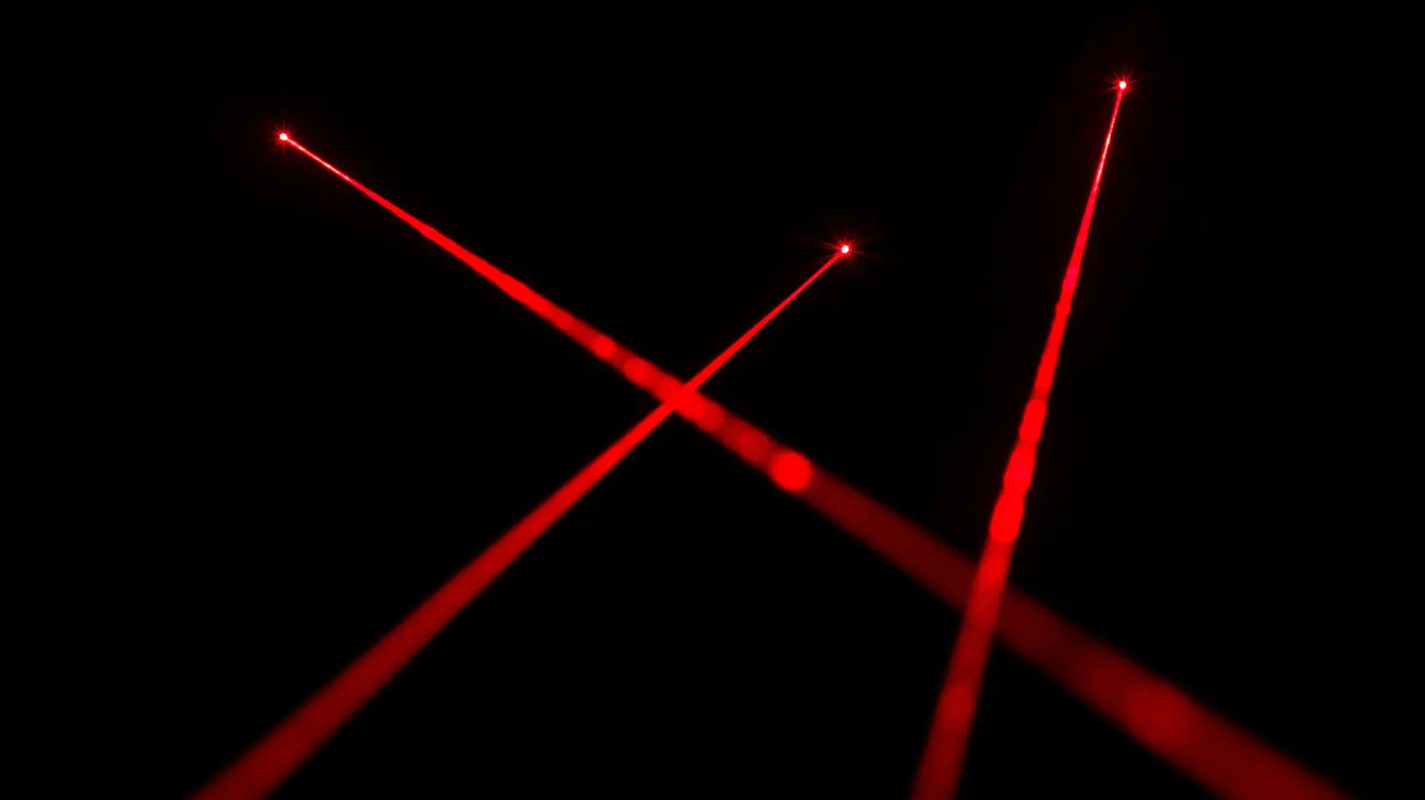 De ce o simplă joacă cu laserul poate distruge definitiv camerele de supraveghere