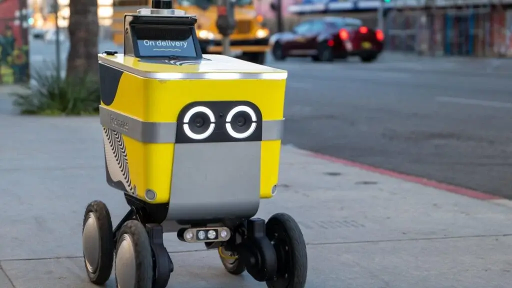 Femeie din Philadelphia arestată pentru că a blocat un robot de livrare pe trotuar