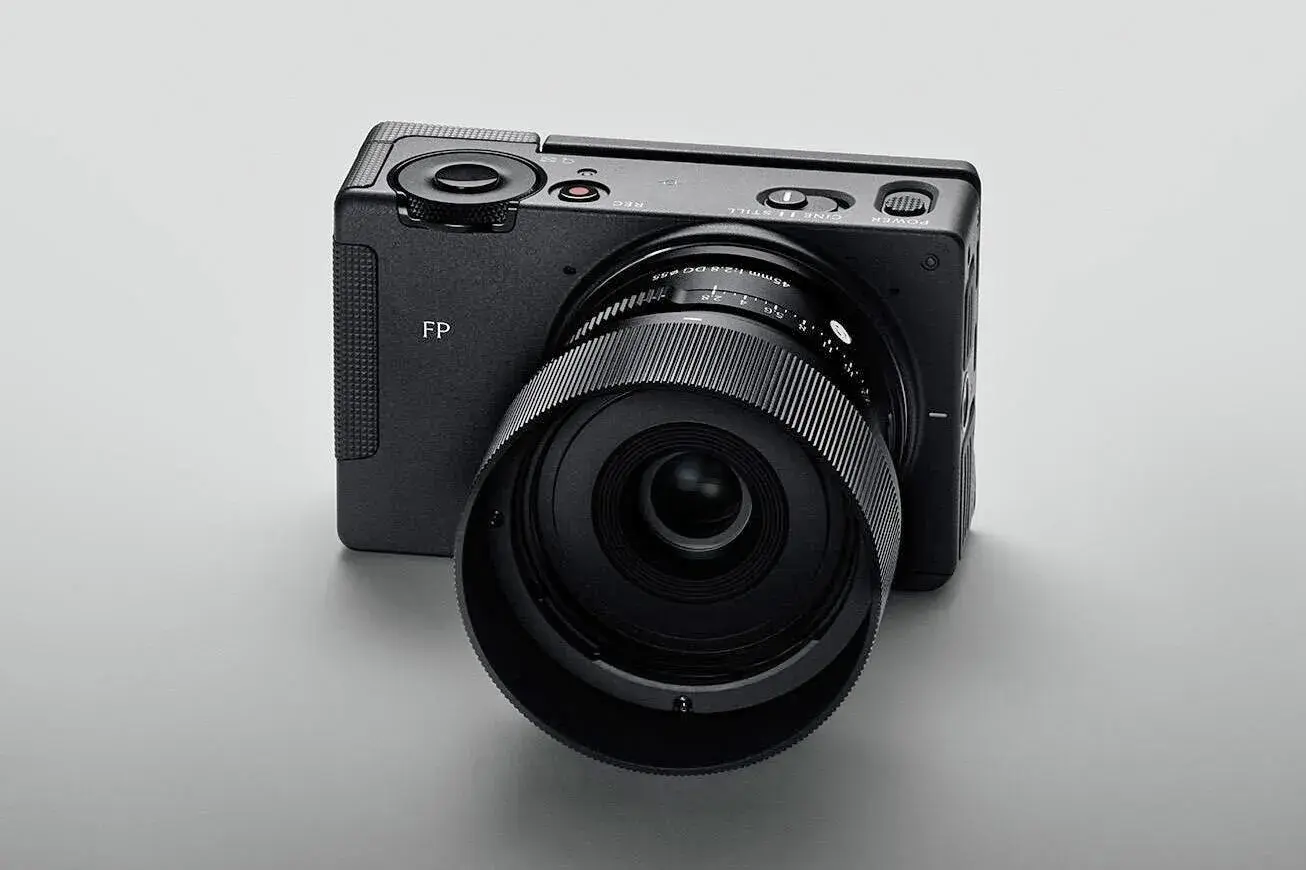 Sigma lansează FP2: cea mai mică cameră full-frame din lume